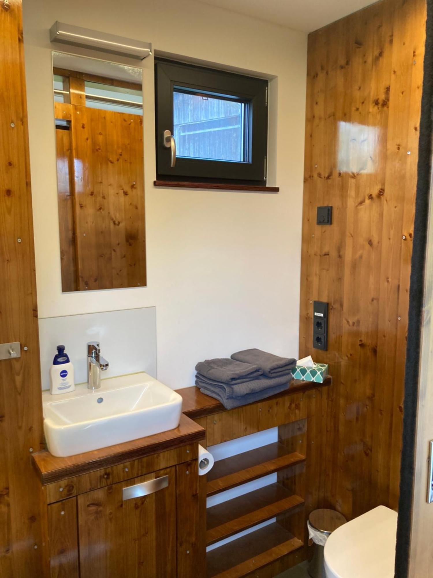 Tiny House Im Seecontainer Mit Parkplatz, Glasfaser, Netflix, Veranda Und Gehobener Ausstattung Coburg Luaran gambar